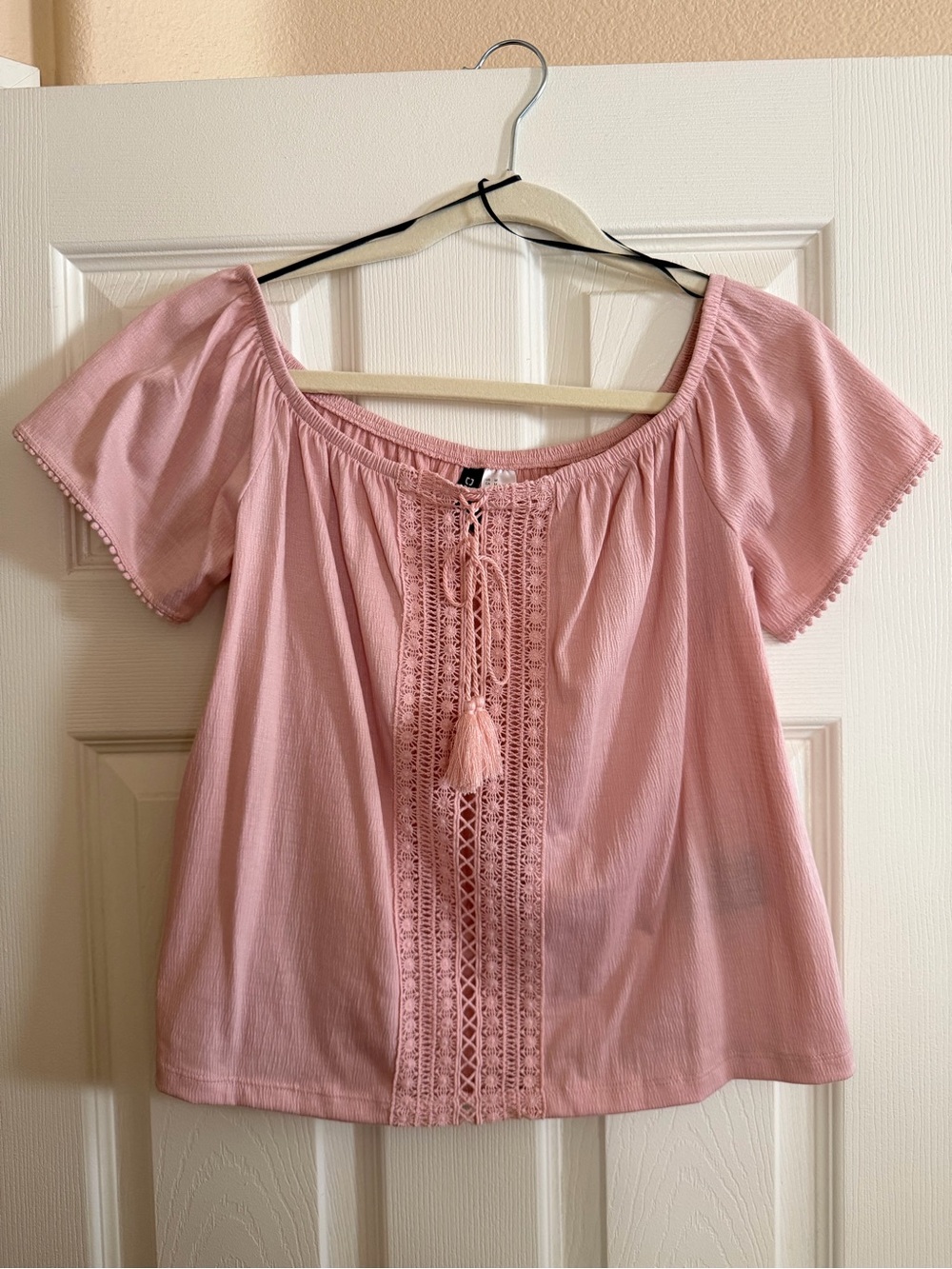 💗🎀 Light Pink Off-Shoulder Blouse from H&M in Size M 🎀💗